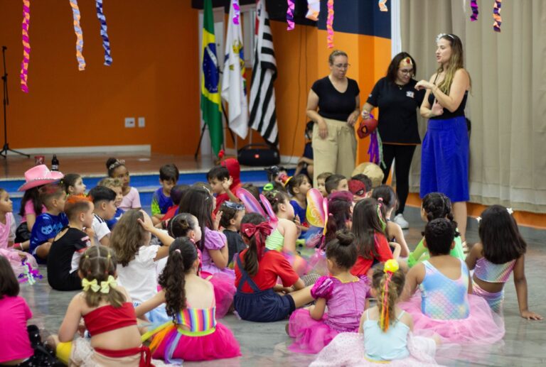 desfile-fantasias-criancas-sentadas-01